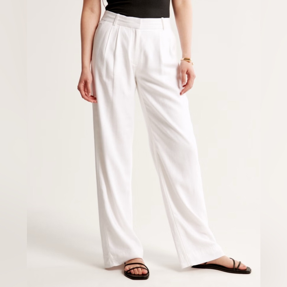 SOLD. Abercrombie & Fitch Sloane White Wide Leg Pants. 26 Short